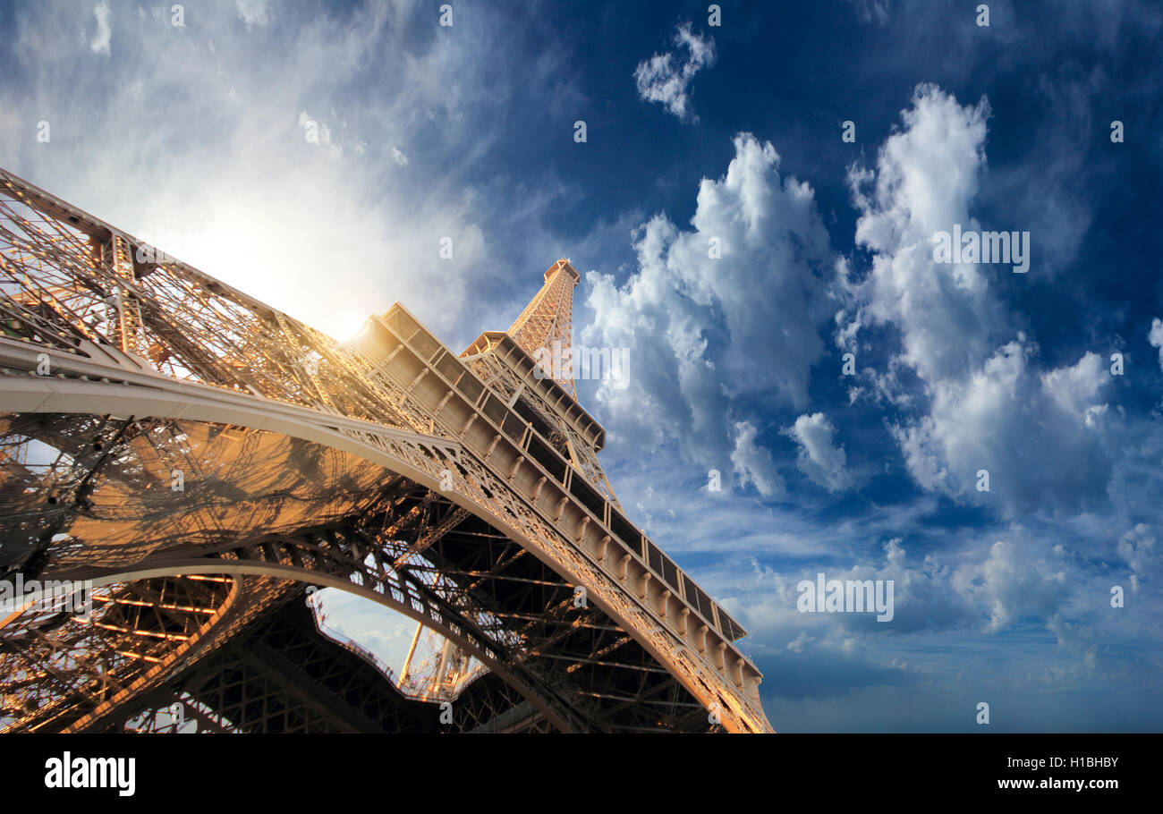 La Tour Eiffel à Paris, France sur une journée ensoleillée Banque D'Images