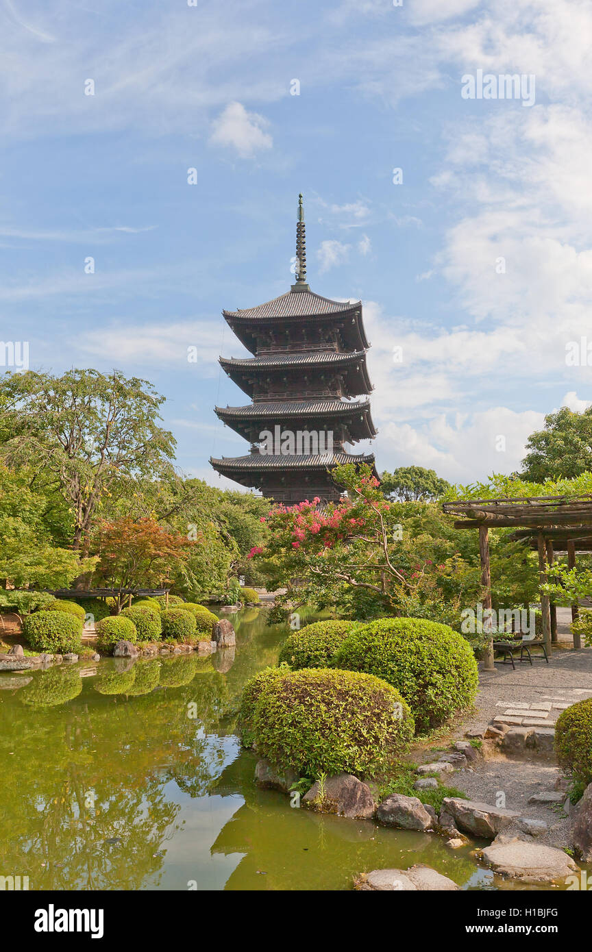 Pagode à Cinq étages (Gojunoto, vers 1644) du Temple Tō-ji à Kyoto. La plus haute tour en bois au Japon (54,8 m), symbole de Kyoto Banque D'Images