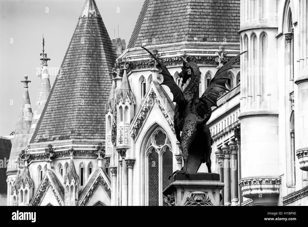 London's Royal Courts of Justice dans le Strand, London. Le bâtiment a été conçu par George Edmund Street et abrite à la fois l'Hi Banque D'Images