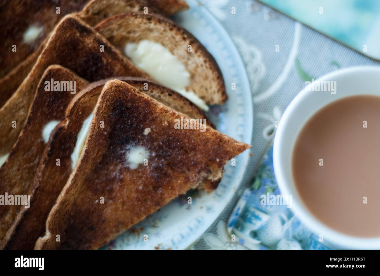 Toast anglais traditionnel et d'une tasse de thé Banque D'Images