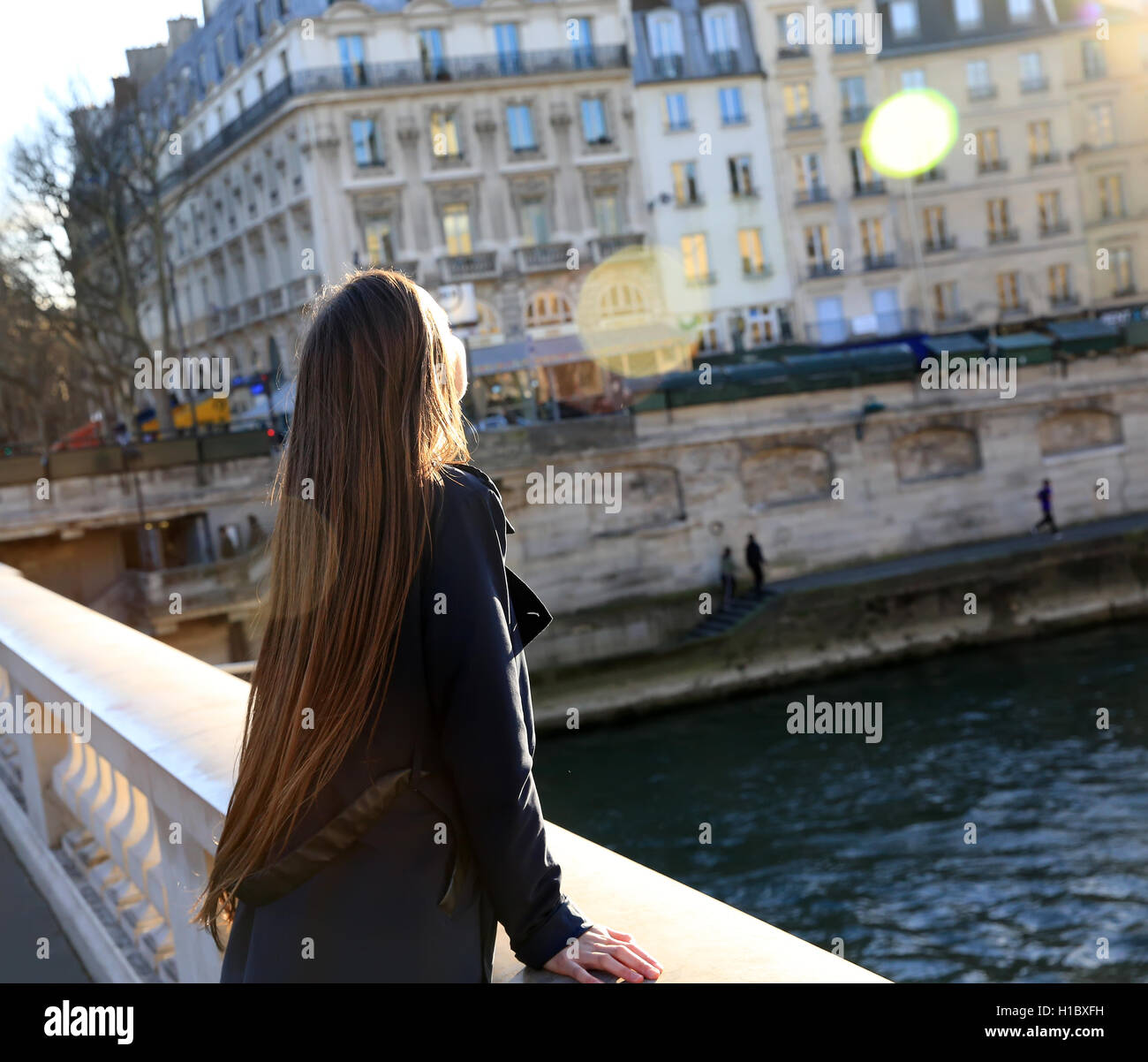 Belle fille profiter à Paris, France Banque D'Images