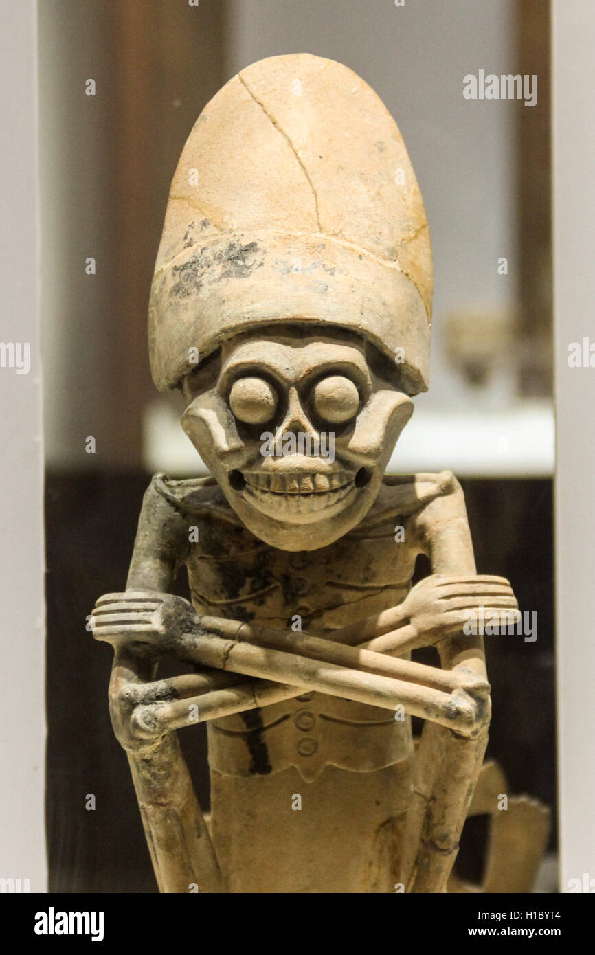 Dieu aztèque Mictlantecuhtli qui représente la mort. Des statues avec des représentations de visages souriants sur l'affichage à l'histo Banque D'Images