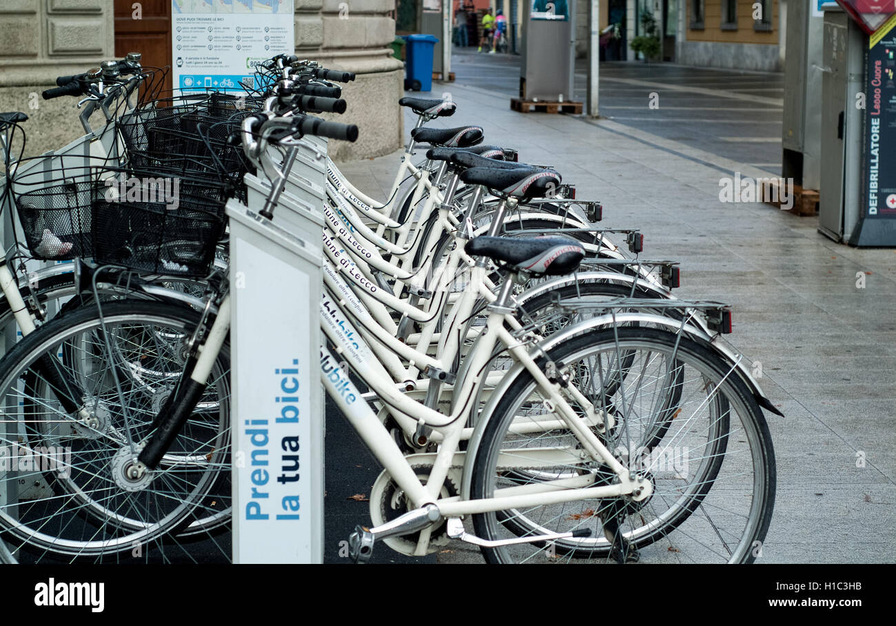 Lecco, Italie - Septembre 2nd, 2015 : une ligne de blanc louer des vélos garés dans la rue à Lecco, Lombardie, Italie. Banque D'Images