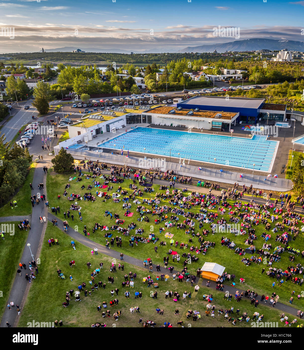 Célébration de la journée de l'indépendance dans Kopavogur, une banlieue de Reykjavik, Islande. Cette photo est prise à l'aide d'un drone. Banque D'Images