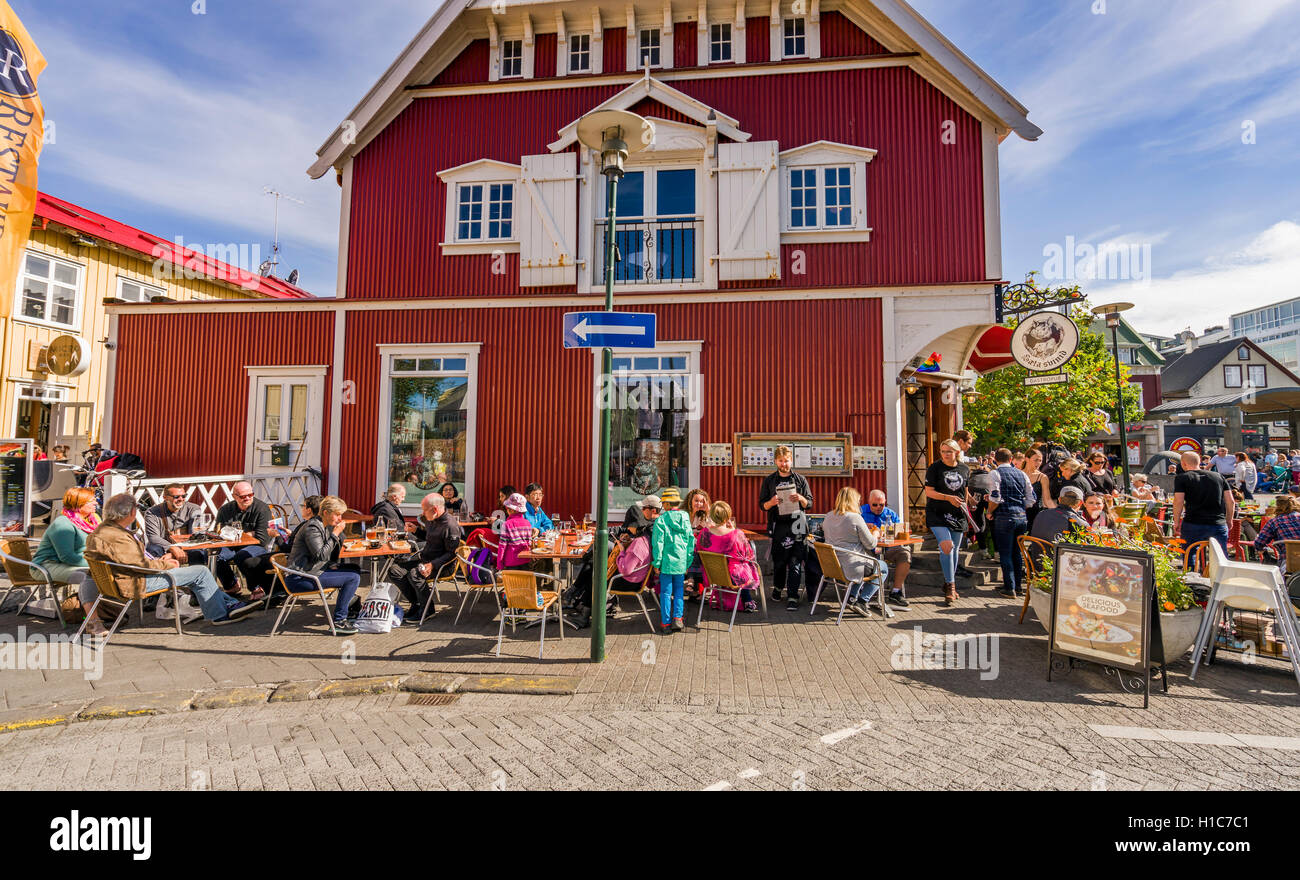 Les gens à la terrasse d'un café en plein air pendant l'Menningarnott-Cultural Festival à Reykjavik, Islande Banque D'Images
