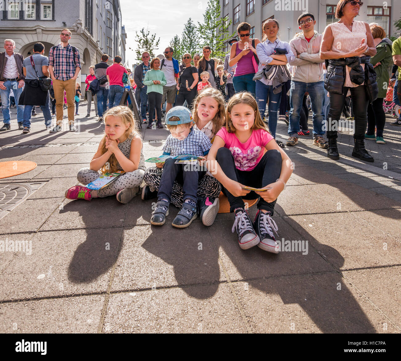 Les enfants de regarder des spectacles de rue au cours de l'Menningarnott-Cultural Festival à Reykjavik, Islande Banque D'Images