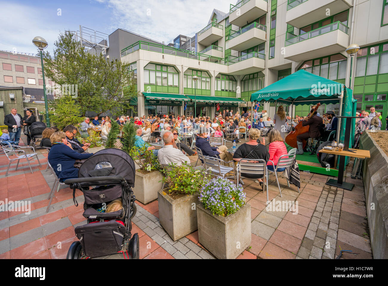 Les personnes bénéficiant de la musique en plein air pendant le Festival Culturel- Menningarnott à Reykjavik, Islande Banque D'Images
