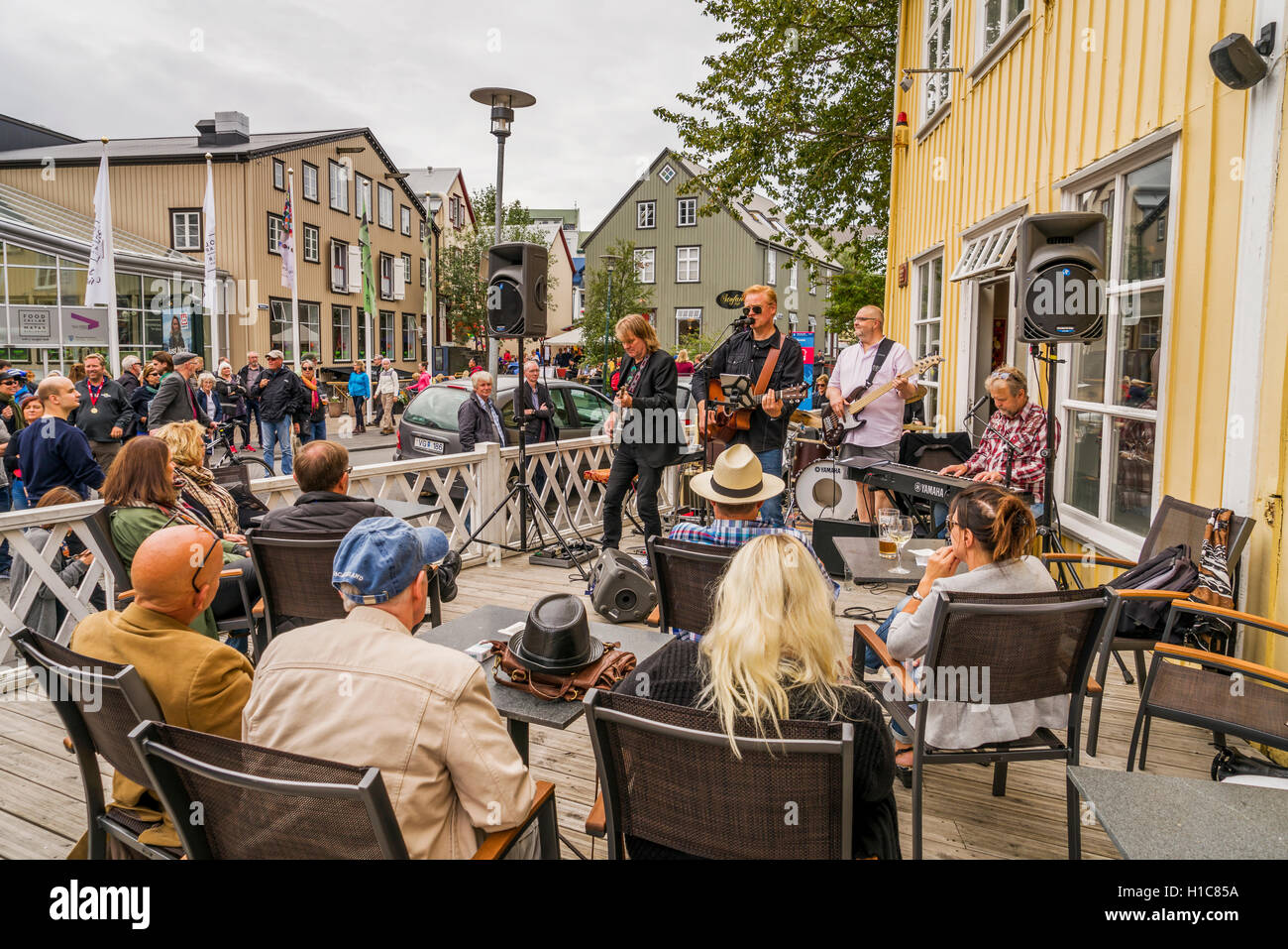 Regarder les gens dehors au cours de musique, le Festival Culturel Menningarnott à Reykjavik, Islande Banque D'Images