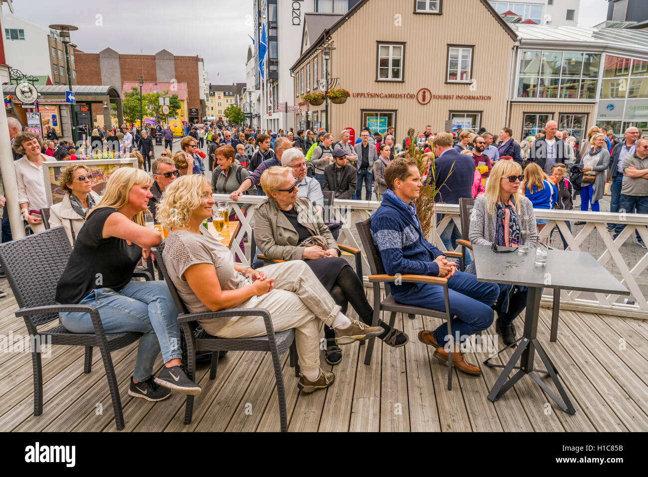 Regarder les gens dehors au cours de musique, le Festival Culturel Menningarnott à Reykjavik, Islande Banque D'Images