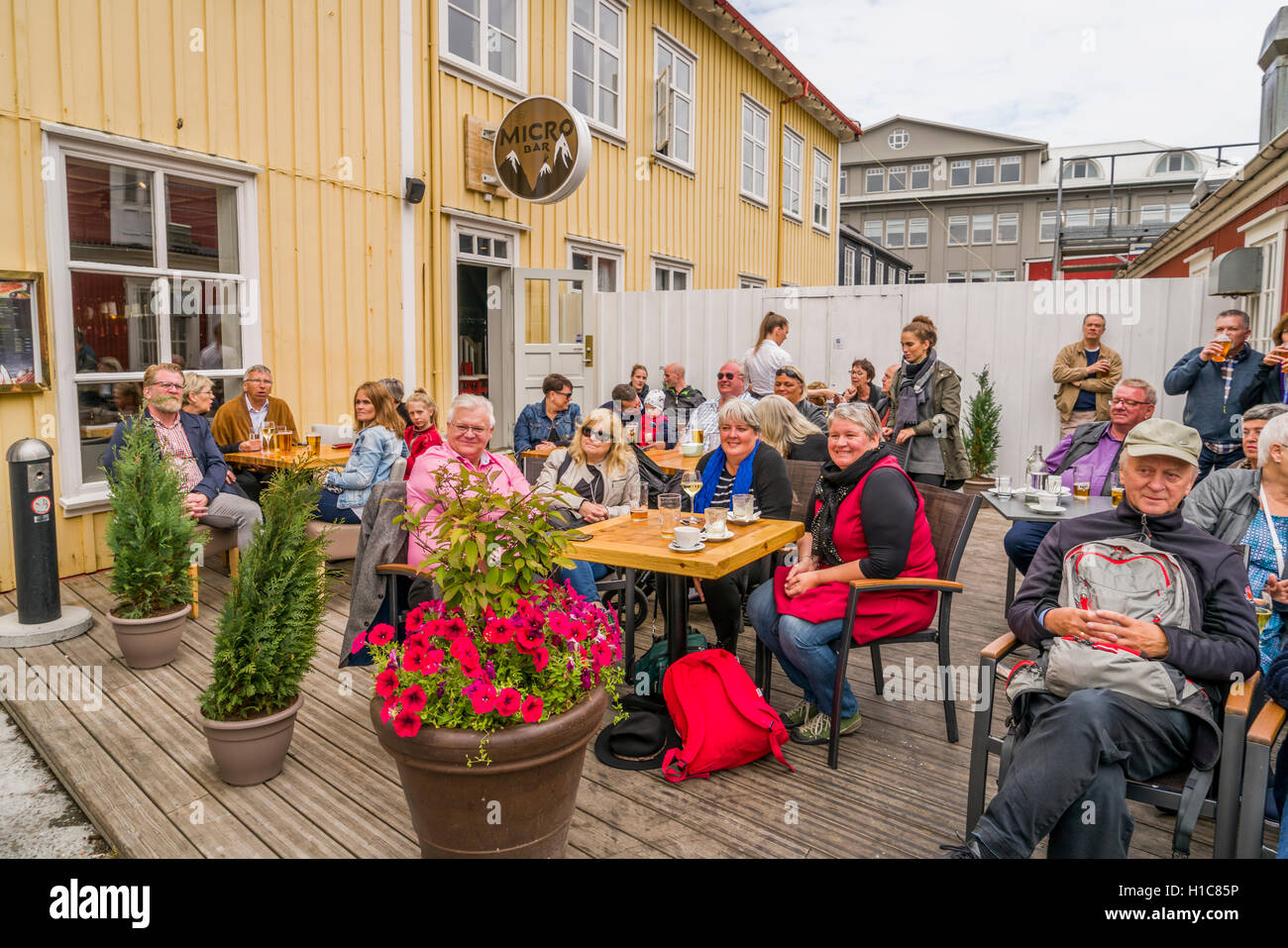 Regarder les gens dehors au cours de musique, le Festival Culturel Menningarnott à Reykjavik, Islande Banque D'Images