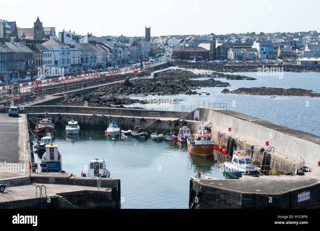 Bateau de pêche et le port de Portrush, rue main sur front de mer, le comté de Londonderry en Irlande du Nord , Banque D'Images