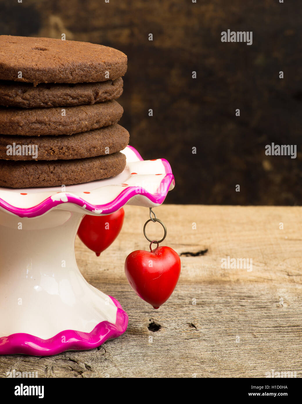 Chocolat chaud mexicain heart shaped shortbread cookies avec le poivre de cayenne et la cannelle sur un stand avec des pendentifs coeur rouge Banque D'Images