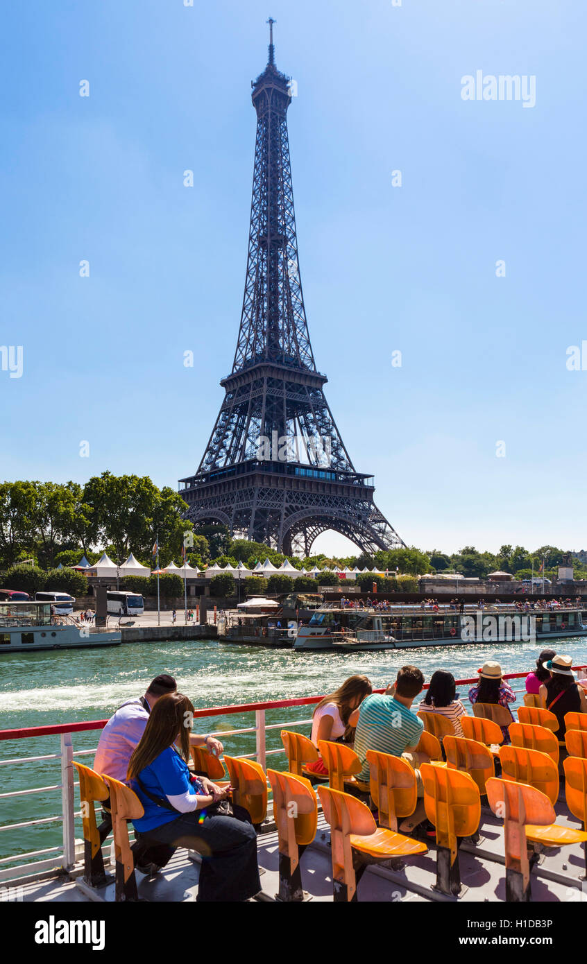 La Tour Eiffel Tower (Tour Eiffel), à partir d'un bateau-mouche sur la Seine, Paris, France Banque D'Images