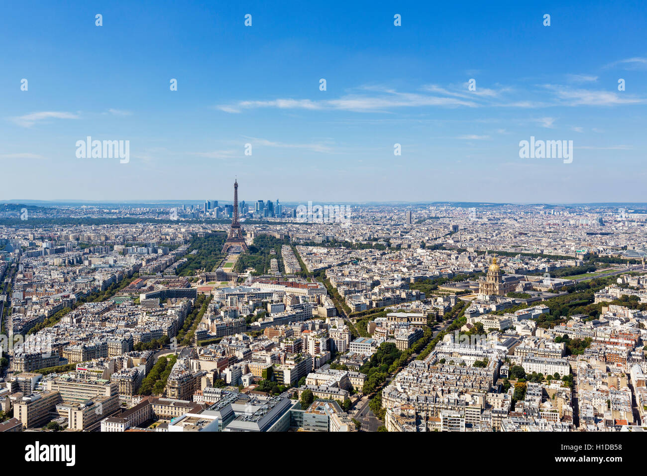 Vue sur Paris, en regardant vers la Tour Eiffel et La Défense, à partir du haut de la Tour Montparnasse, Paris, France Banque D'Images