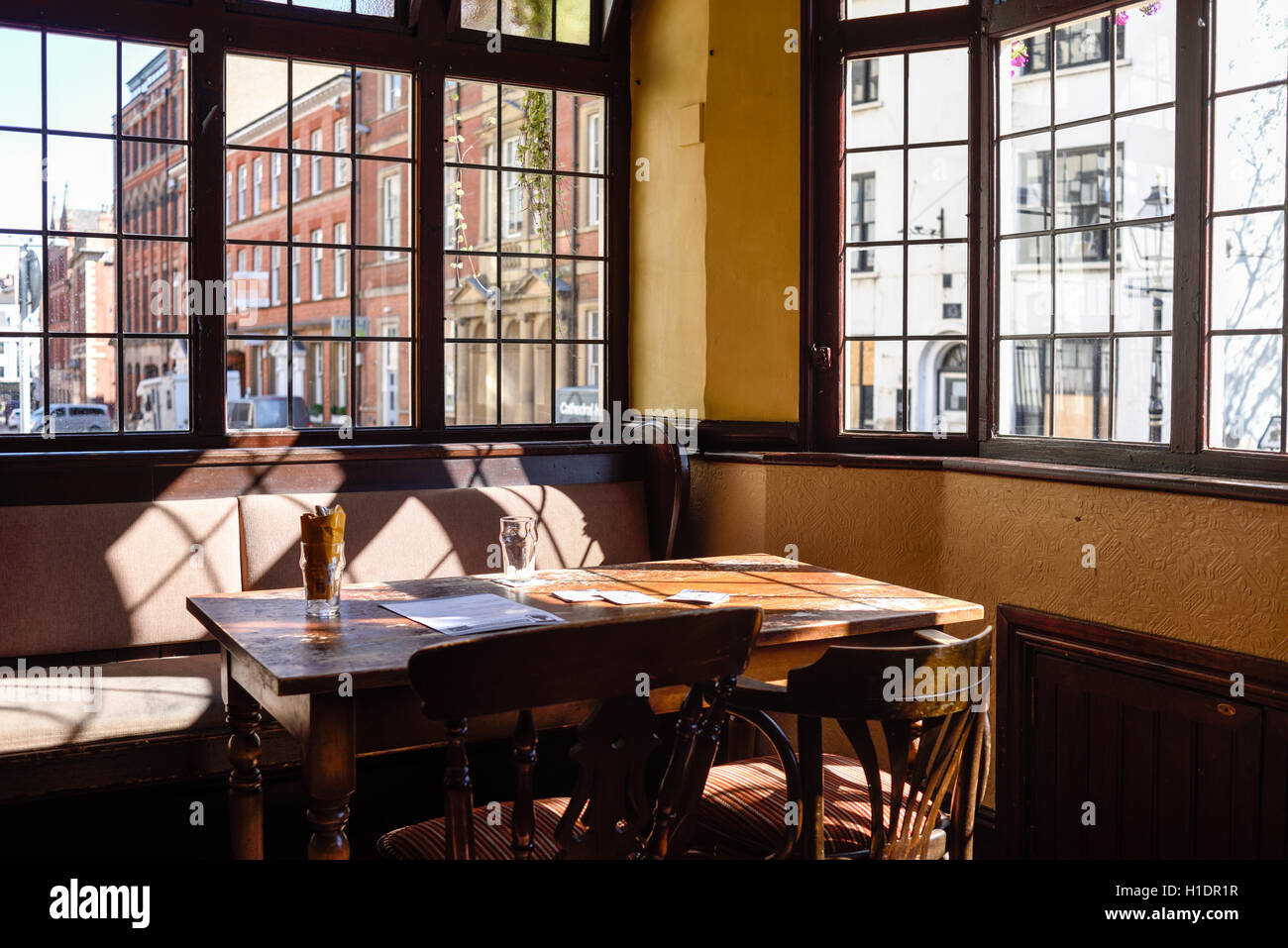La moitié plein verre de bière blonde. Banque D'Images