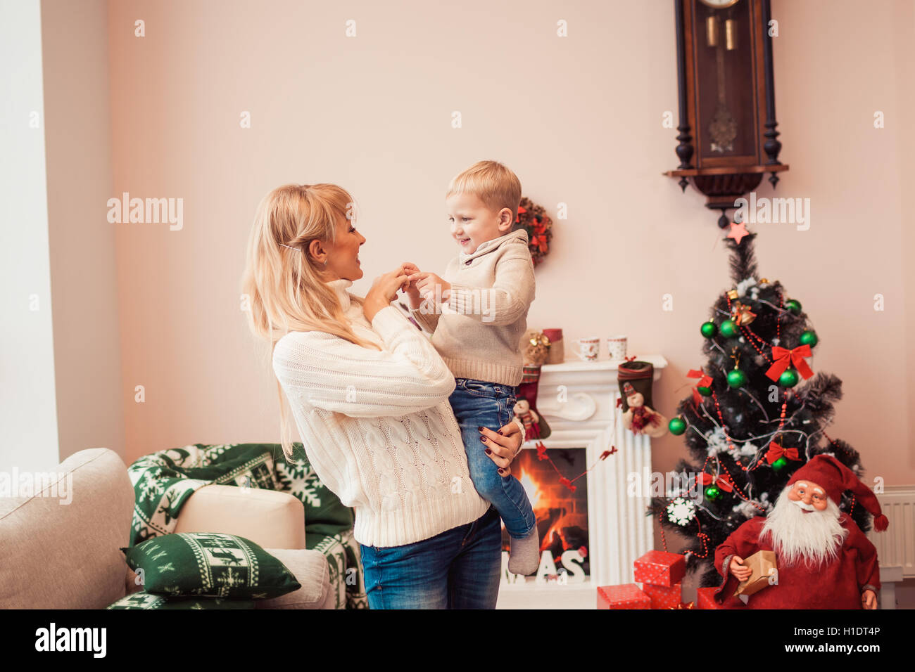 Happy family at christmas time Banque D'Images