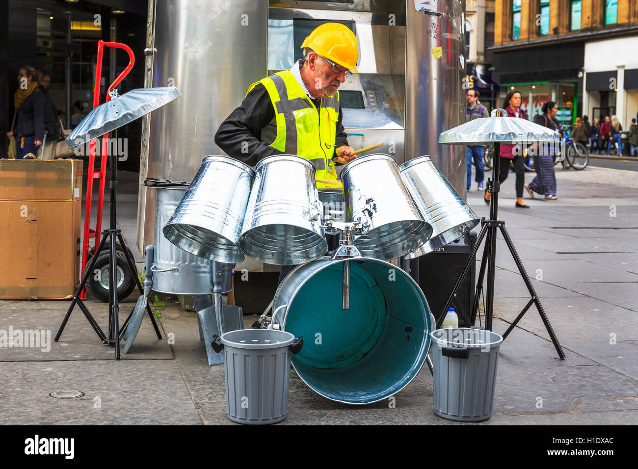 Musicien ambulant jouant à Glasgow, à l'aide de poubelles comme un ensemble de batterie, Glasgow, Écosse, Royaume-Uni Banque D'Images