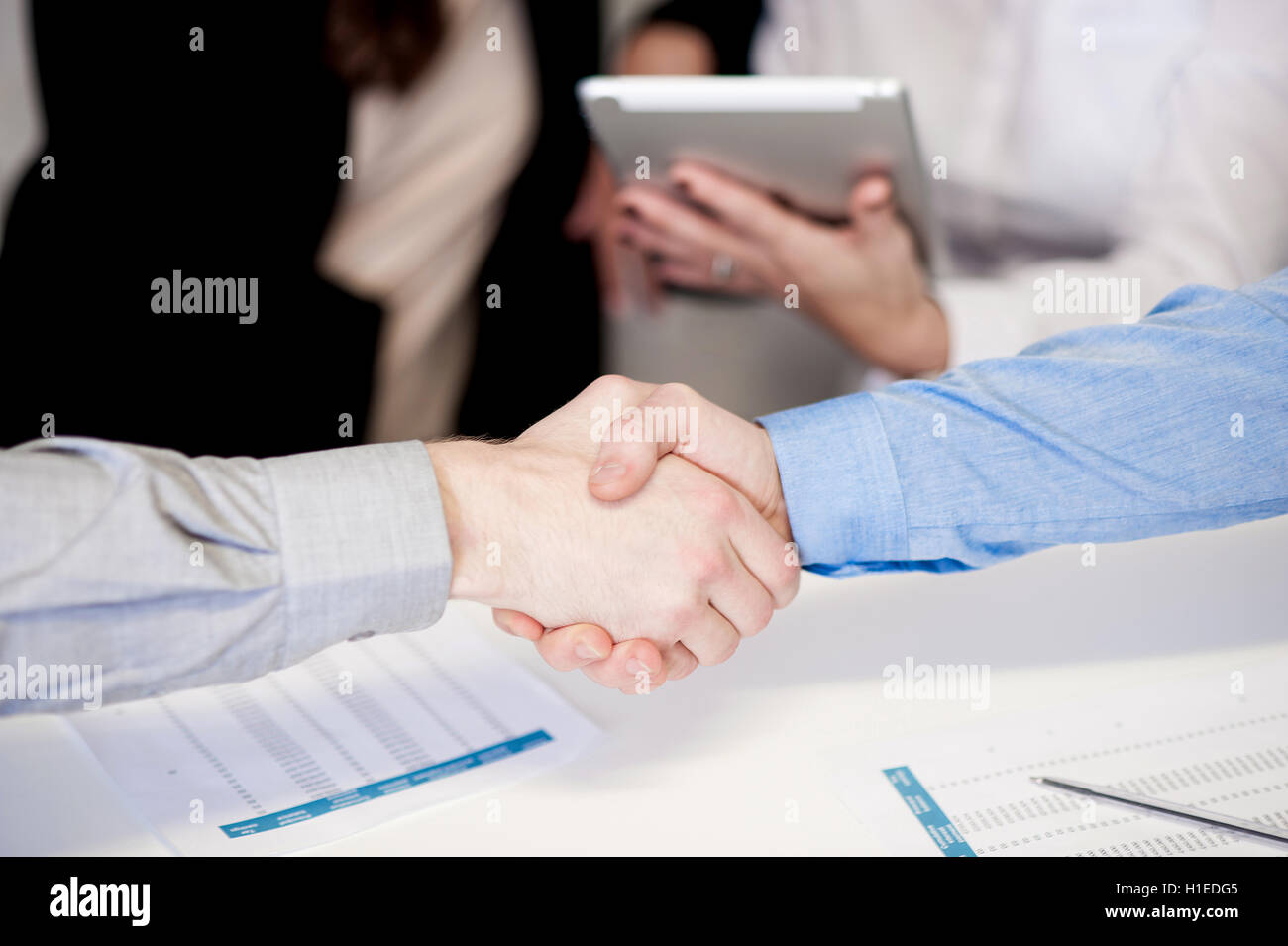Les businessmen shaking hands Banque D'Images