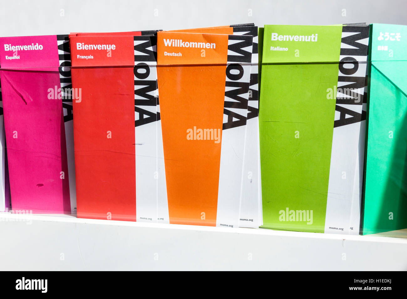 New York City,NY NYC,Manhattan,Midtown,Museum of Modern Art,MoMA,musée d'art, guide du visiteur,plusieurs langues,français,espagnol,allemand,italien Banque D'Images