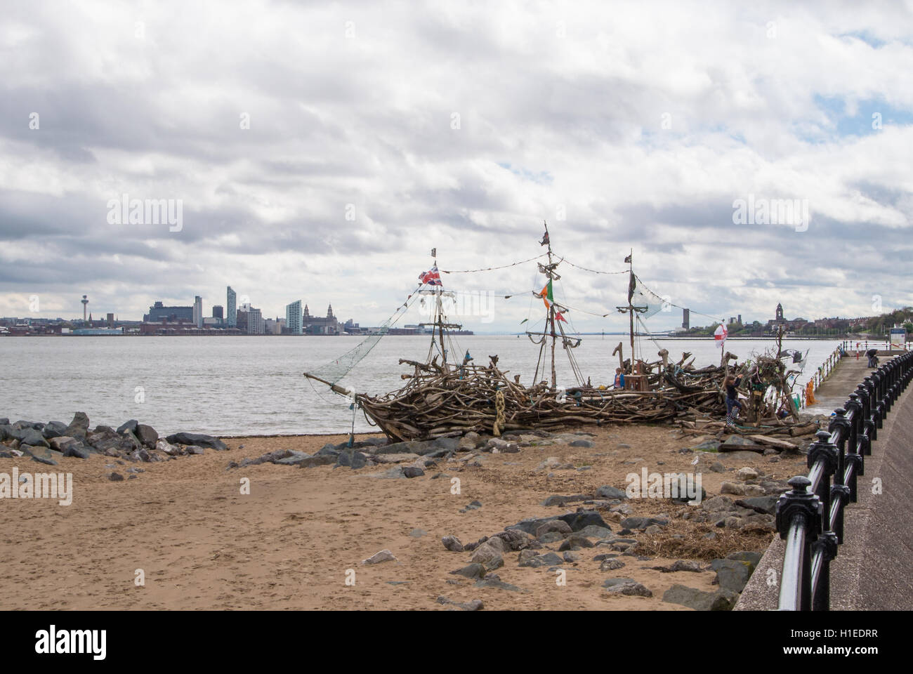 Le Black Pearl Pirate Ship New Brighton avec l'horizon de Liverpool dans la distance Banque D'Images