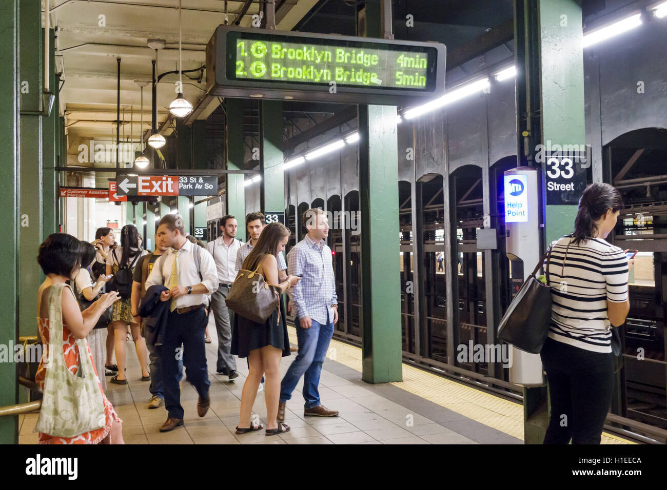 New York City,NY NYC Manhattan,Murray Hill,33ème Street Station,métro,MTA,plate-forme,passagers rider riders,adulte,adultes,homme hommes,femme f Banque D'Images