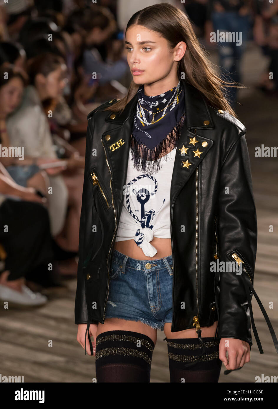 NEW YORK, NY - 09 septembre 2016 : Taylor Hill marche la piste à Tommy Hilfiger Women's Fashion Show NYFW Banque D'Images