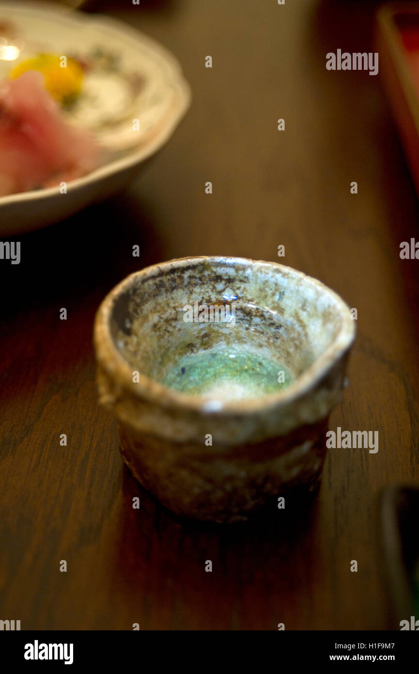 Le saké japonais antique cup Banque D'Images