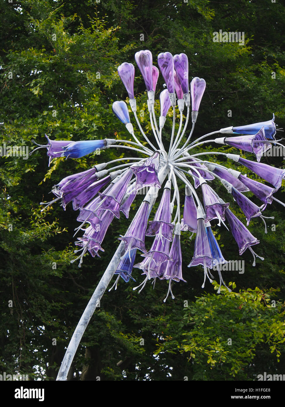 Détail de haut d'une sculpture géante en métal et verre par Jenny Pickford Agapanthus 'fleurs' à Tatton Park RHS Flower Show 2016, Cheshire, Royaume-Uni. Banque D'Images