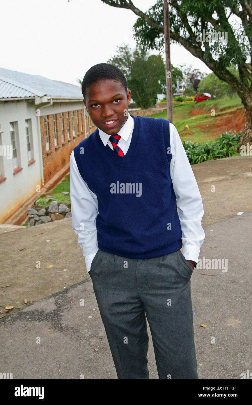 Garçon de l'école en dehors de la classe, l'école de St Marc, Mbabane, Hhohho, Royaume du Swaziland Banque D'Images