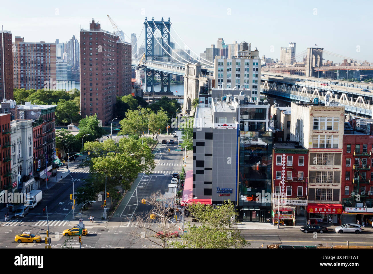 New York City, NY NYC Lower Manhattan, Chinatown, East Broadway, gratte-ciel, bâtiment, pont de Manhattan, pont de Brooklyn, vue sur le dessus, rue, East River, NY16071 Banque D'Images