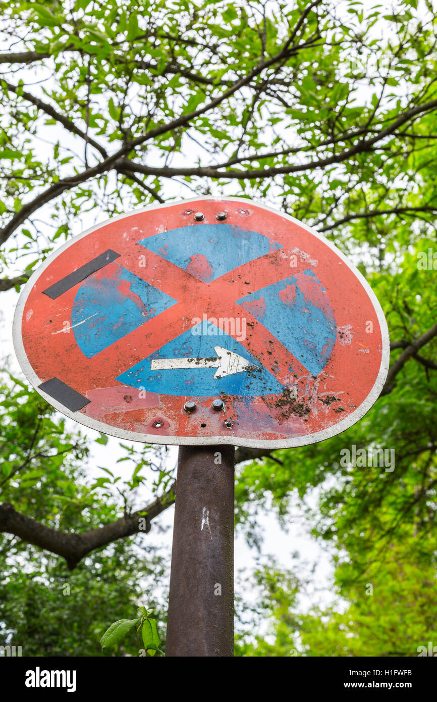 Old german aucun stationnement traffc signer d'arbres en arrière-plan Banque D'Images