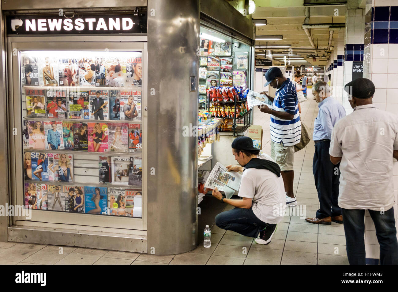 New York City, NY NYC Brooklyn, Jay Street-MetroTech Station, métro, MTA, plate-forme, passagers riders, kiosque à journaux, magazine, adulte noir, adultes Banque D'Images