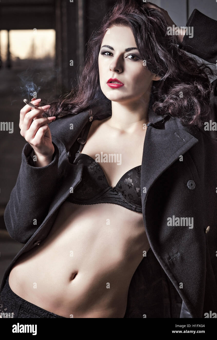 Closeup portrait of sexy vamp fumeurs femme en sous-vêtements et enduire Banque D'Images