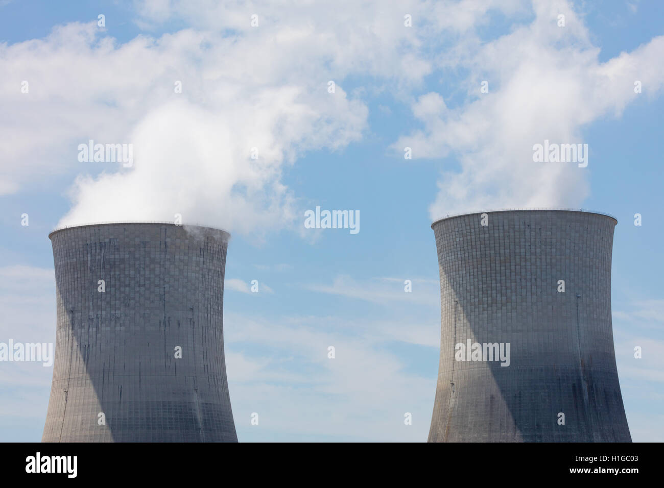 Deux tours de refroidissement dans une centrale nucléaire Banque D'Images