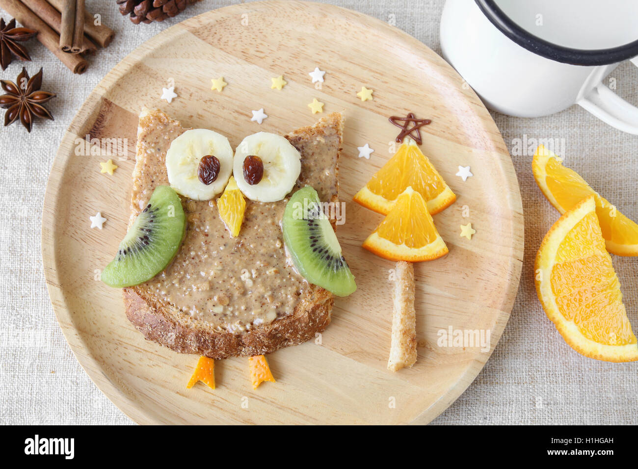 Vacances plaisir owl toast avec des fruits, de l'alimentation Le petit déjeuner pour les enfants de l'art Banque D'Images