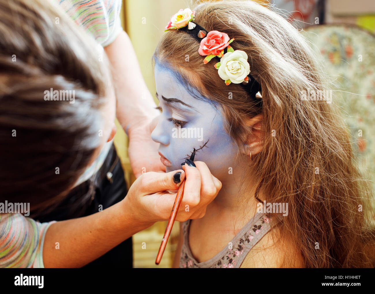 Mignon petit enfant faisant facepaint sur anniversaire, Apocalypse zombie, halloween concept préparation facepainting Banque D'Images