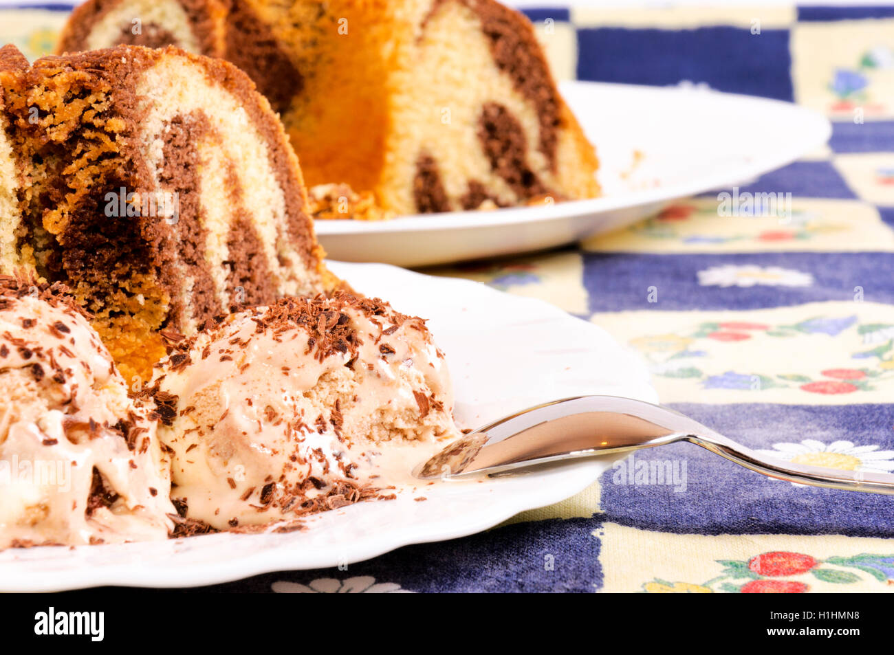 En gâteau et la crème glacée Banque D'Images