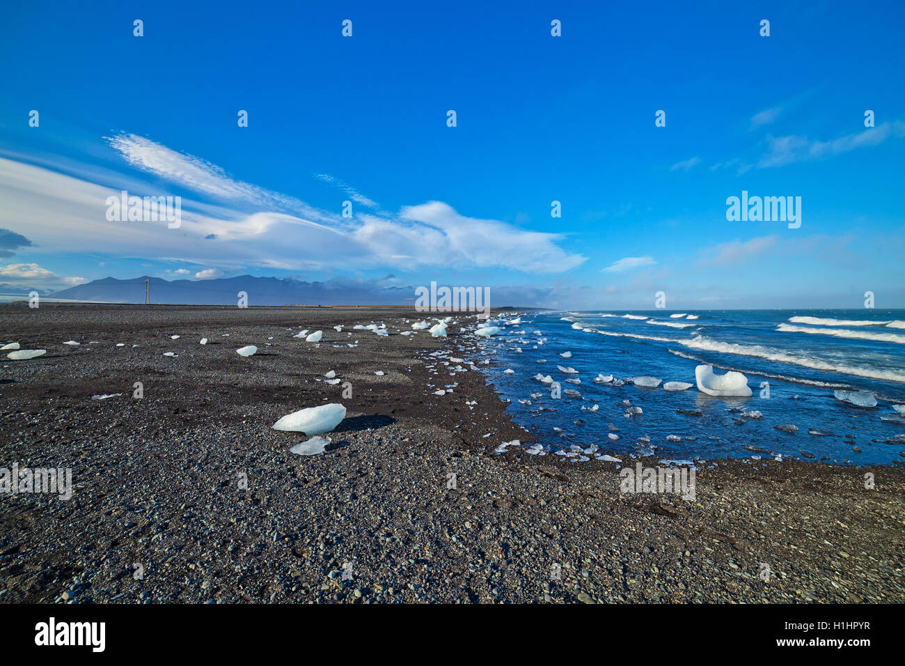 Blocs de glace sur une plage de sable. Banque D'Images