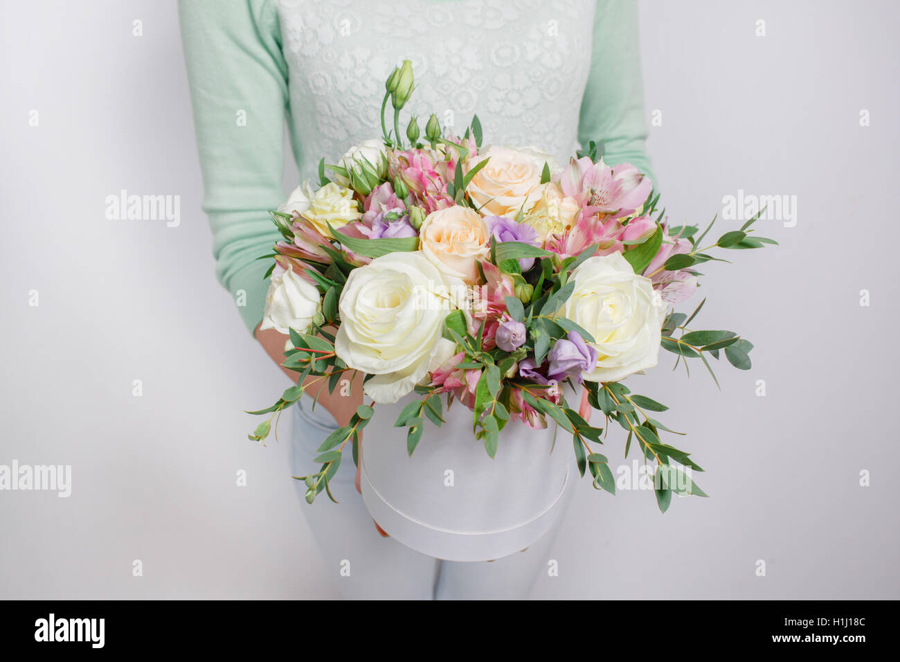 Bouquet De Fleurs Mixtes Divers Dans Une Boîte à Chapeau