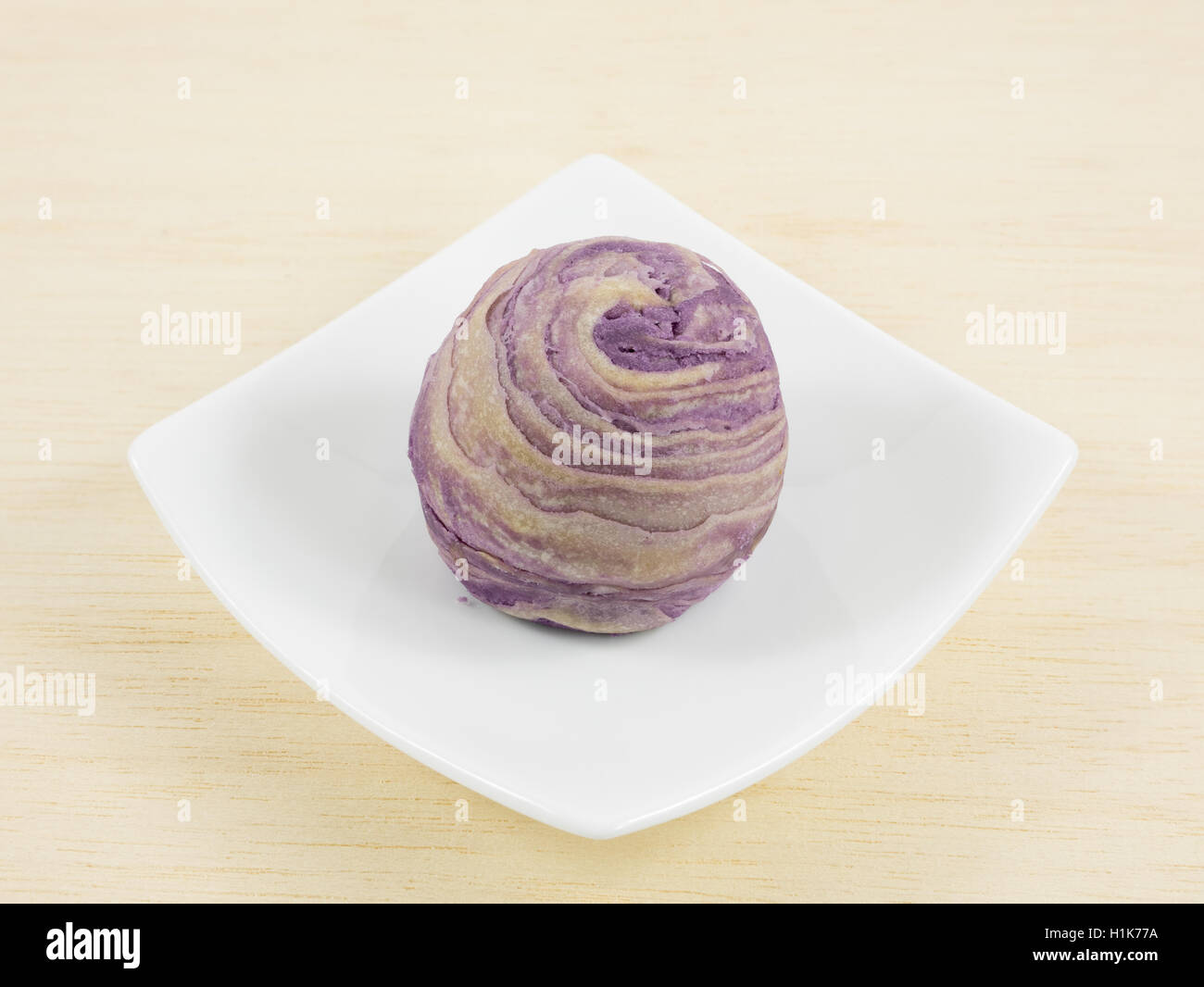 Le Cristal Violet Taiwanais Taro Gateau Sur Le Petit Carre Blanc Plat Photo Stock Alamy