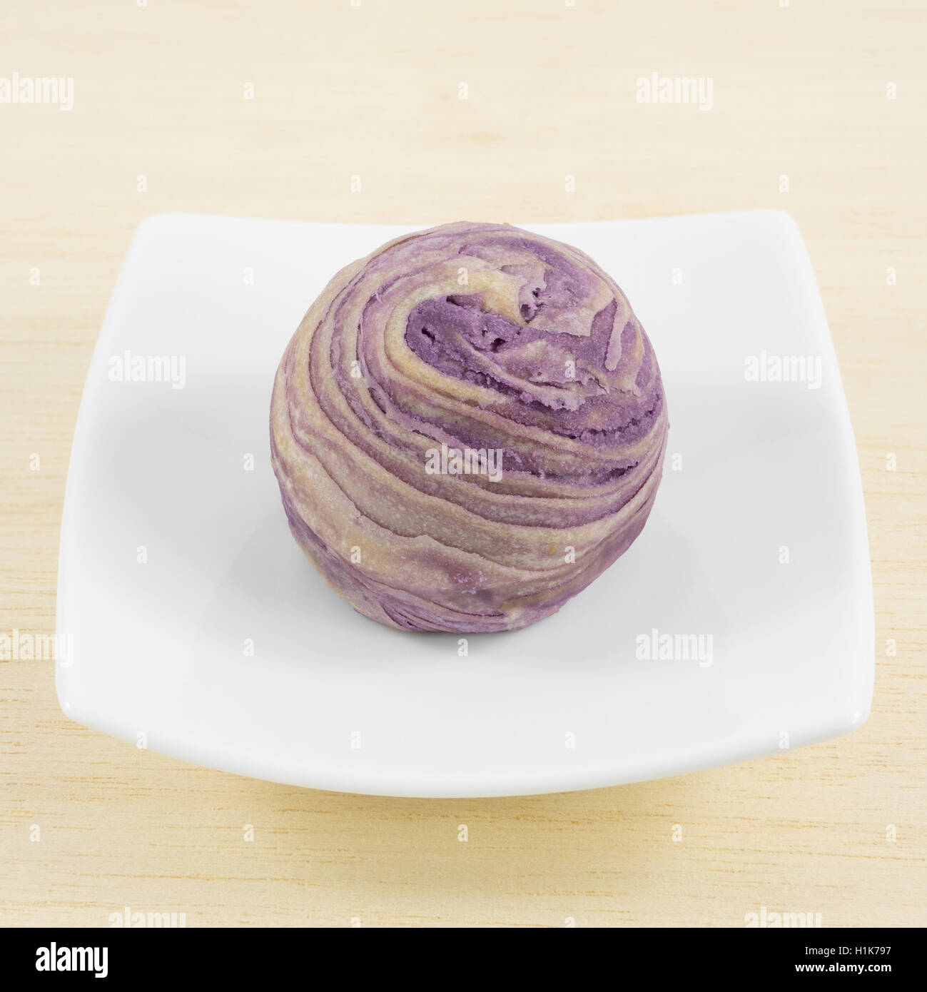 Le Cristal Violet Taiwanais Taro Gateau Sur Le Petit Carre Blanc Plat Photo Stock Alamy
