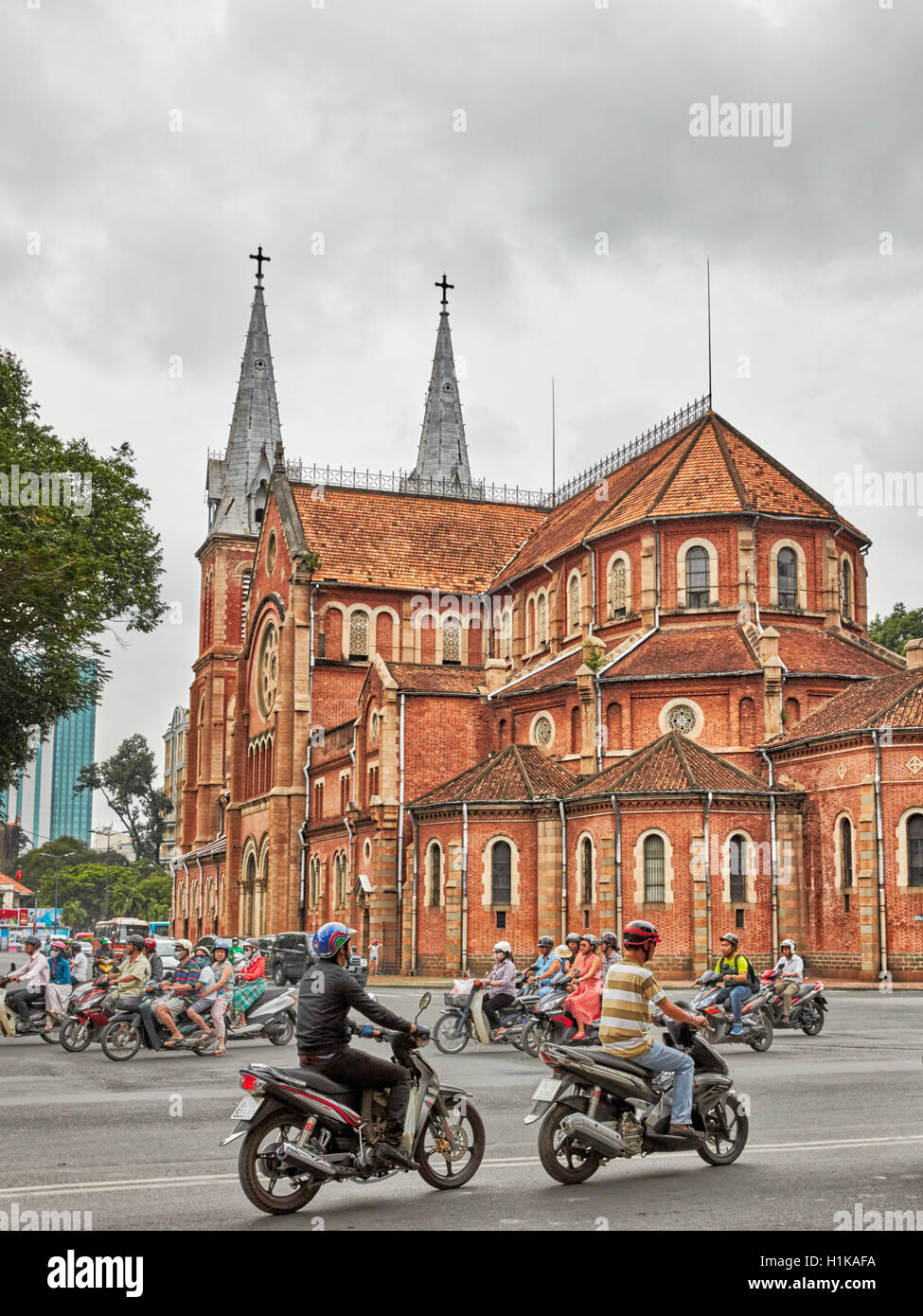 Trafic routier près de la Basilique Notre-Dame de Saigon. Ho Chi Minh Ville, Vietnam. Banque D'Images