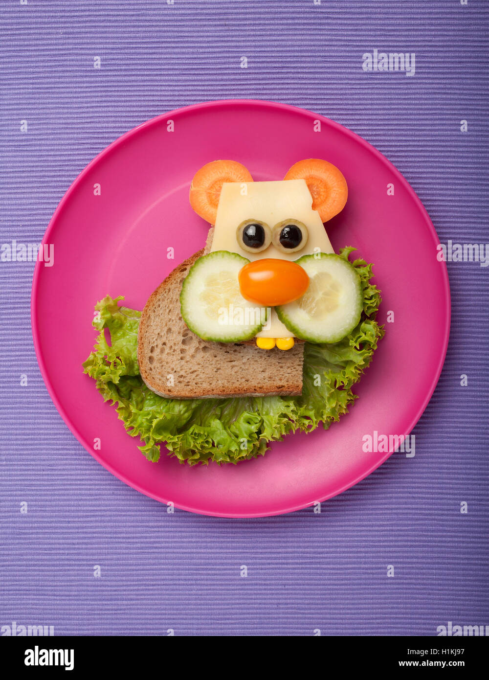 Hamster Rigolo Fait De Pain Et De Legumes Sur Toile Photo Stock Alamy