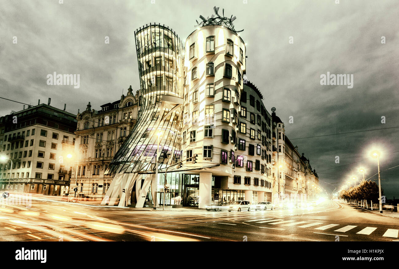 Bâtiments de renommée mondiale, maison dansante de Prague conçue par Frank Gehry, crépuscule, Prague, maison dansante de République tchèque Europe Banque D'Images