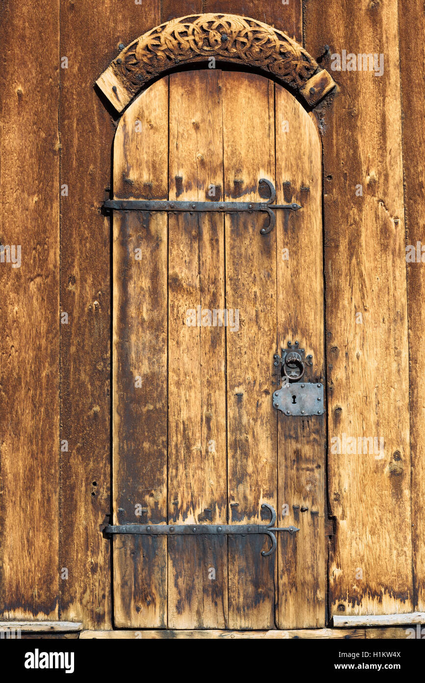 Avec porte en bois et en fer, de secours Église Lom, Lom, Oppland, Norvège Banque D'Images