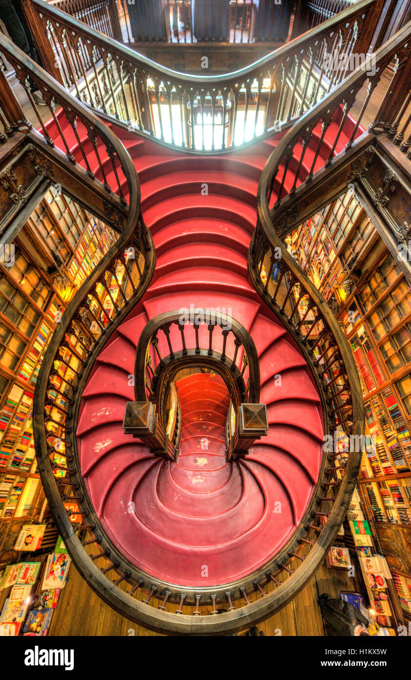 Escalier en bois courbé en bibliothèque, la Livraria Lello & librairie  Irmão, Porto, Portugal Photo Stock - Alamy