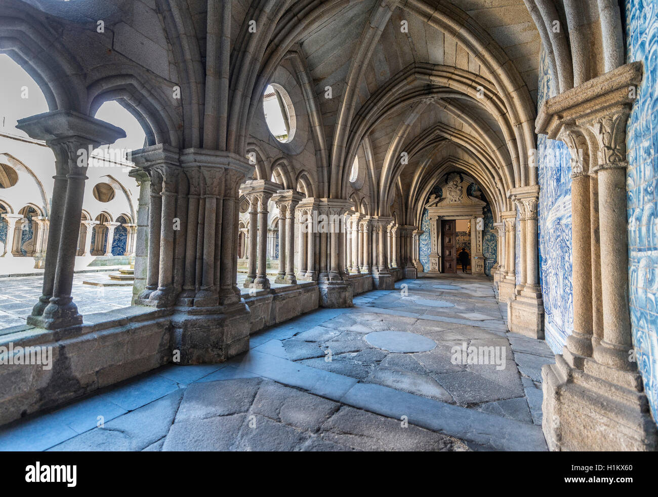 Cloître de la cathédrale de Porto avec des tuiles azulejo, Barredo, District de Porto, Portugal Banque D'Images