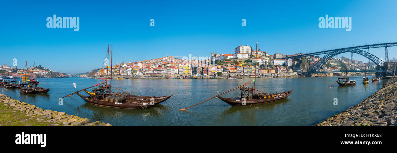 Rabelo bateaux, bateaux de vin de porto sur la rivière Douro, Porto, Portugal Banque D'Images