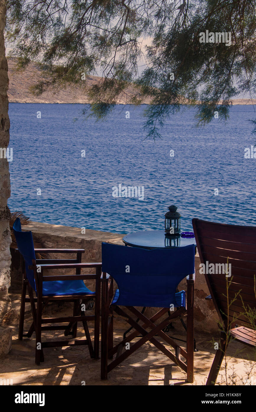 Table avec une vue sur la mer en Grèce Banque D'Images