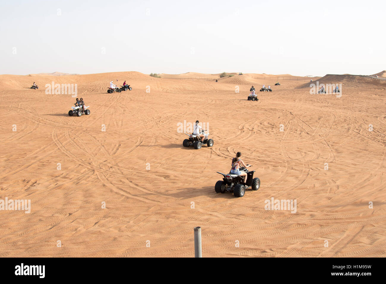 Desert Safari dune bashing d''amuser Dubaï Banque D'Images